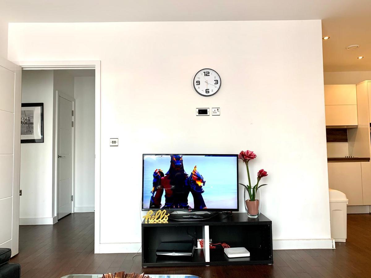 2-Bedrooms Modern Apartment Next To Velodrome, Lounge, Balcony, Parking, Abba Лондон Екстериор снимка