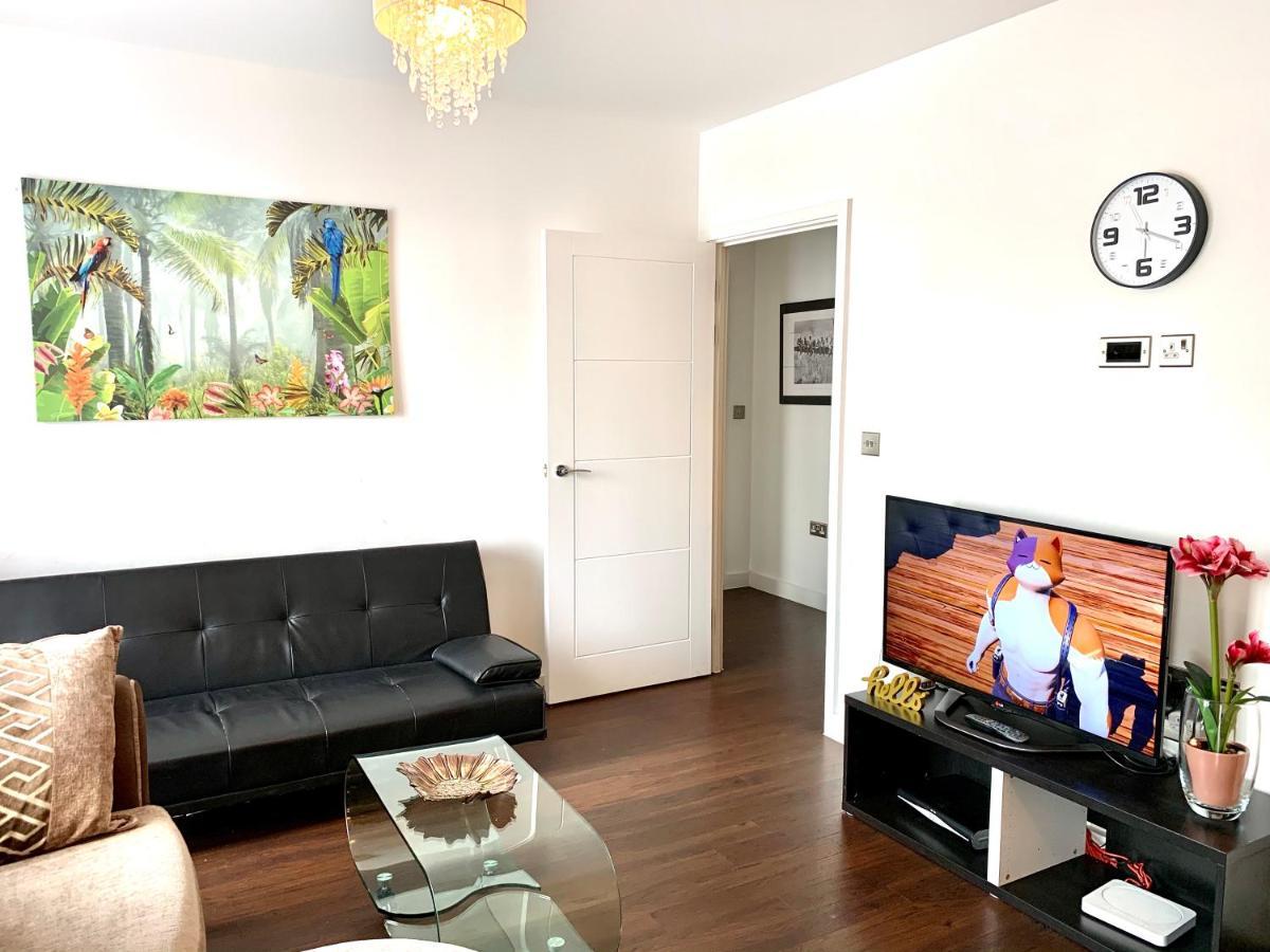 2-Bedrooms Modern Apartment Next To Velodrome, Lounge, Balcony, Parking, Abba Лондон Екстериор снимка
