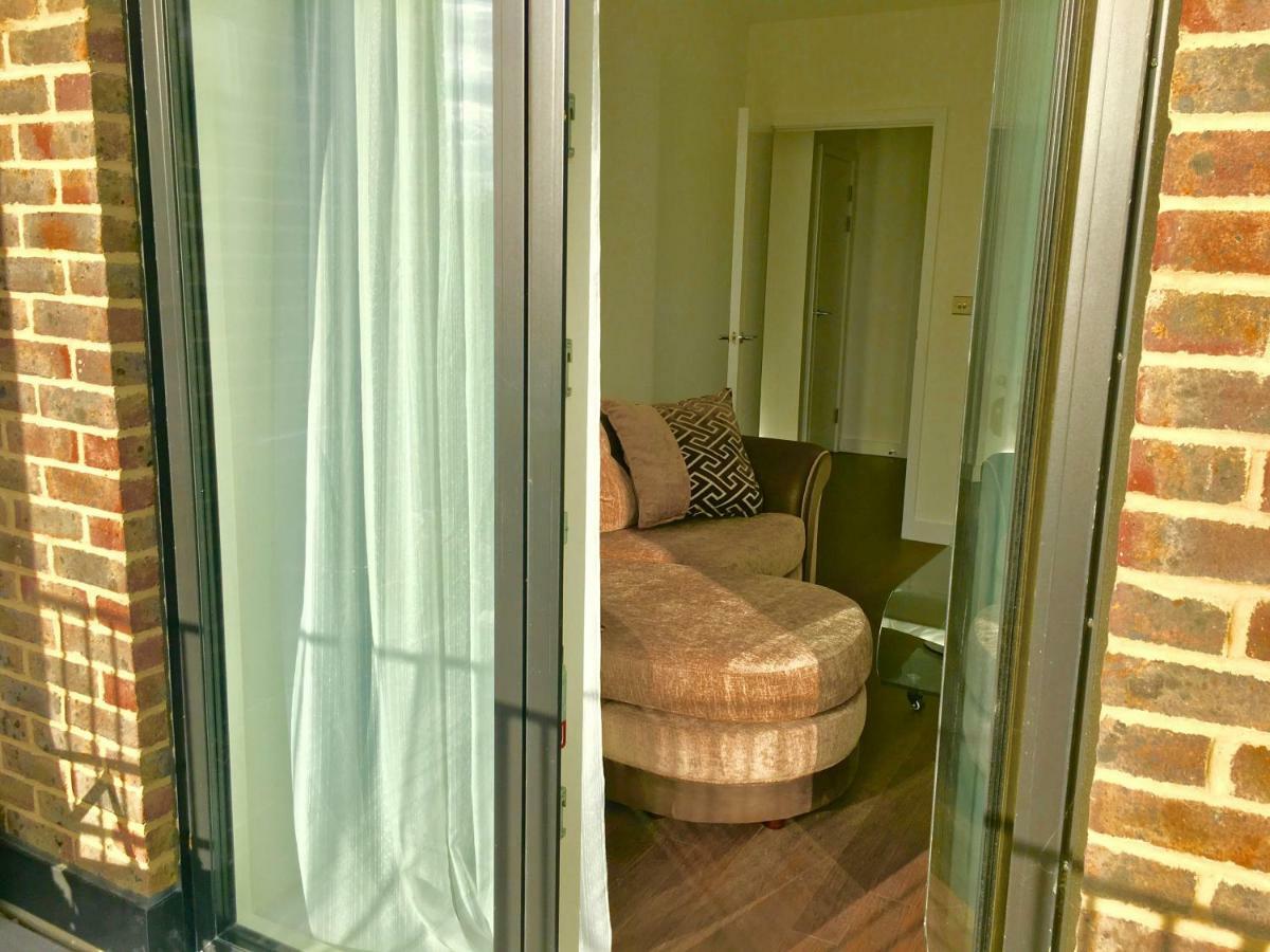 2-Bedrooms Modern Apartment Next To Velodrome, Lounge, Balcony, Parking, Abba Лондон Екстериор снимка